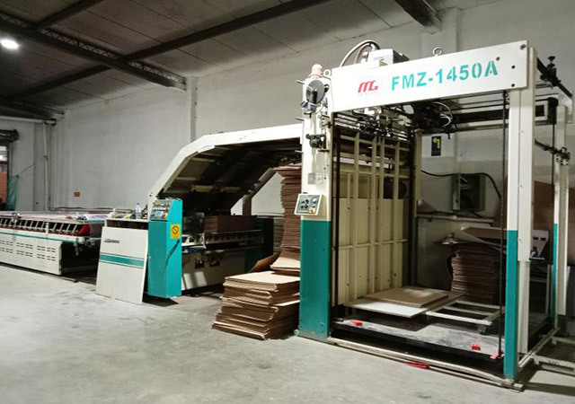 彩箱生產(chǎn)車(chē)間